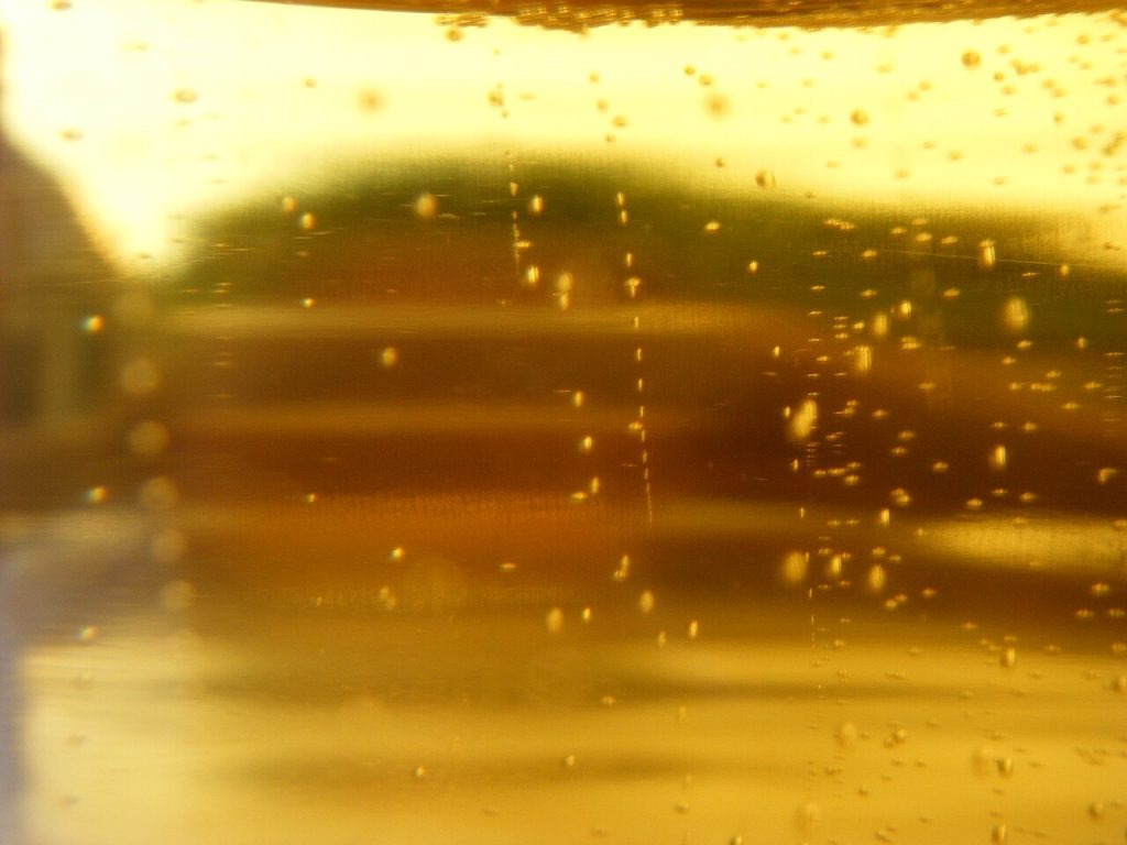 Bulles dans un verre de cidre